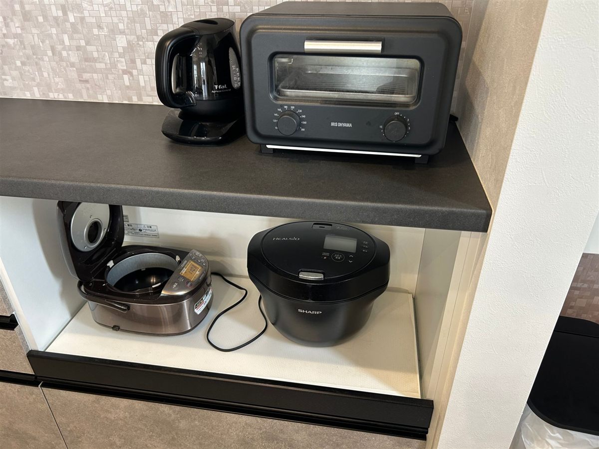 我が家の時短調理家電。上段にティファールの電気ケトルとアイリスオーヤマのトースター、下段に炊飯器とシャープのホットクック