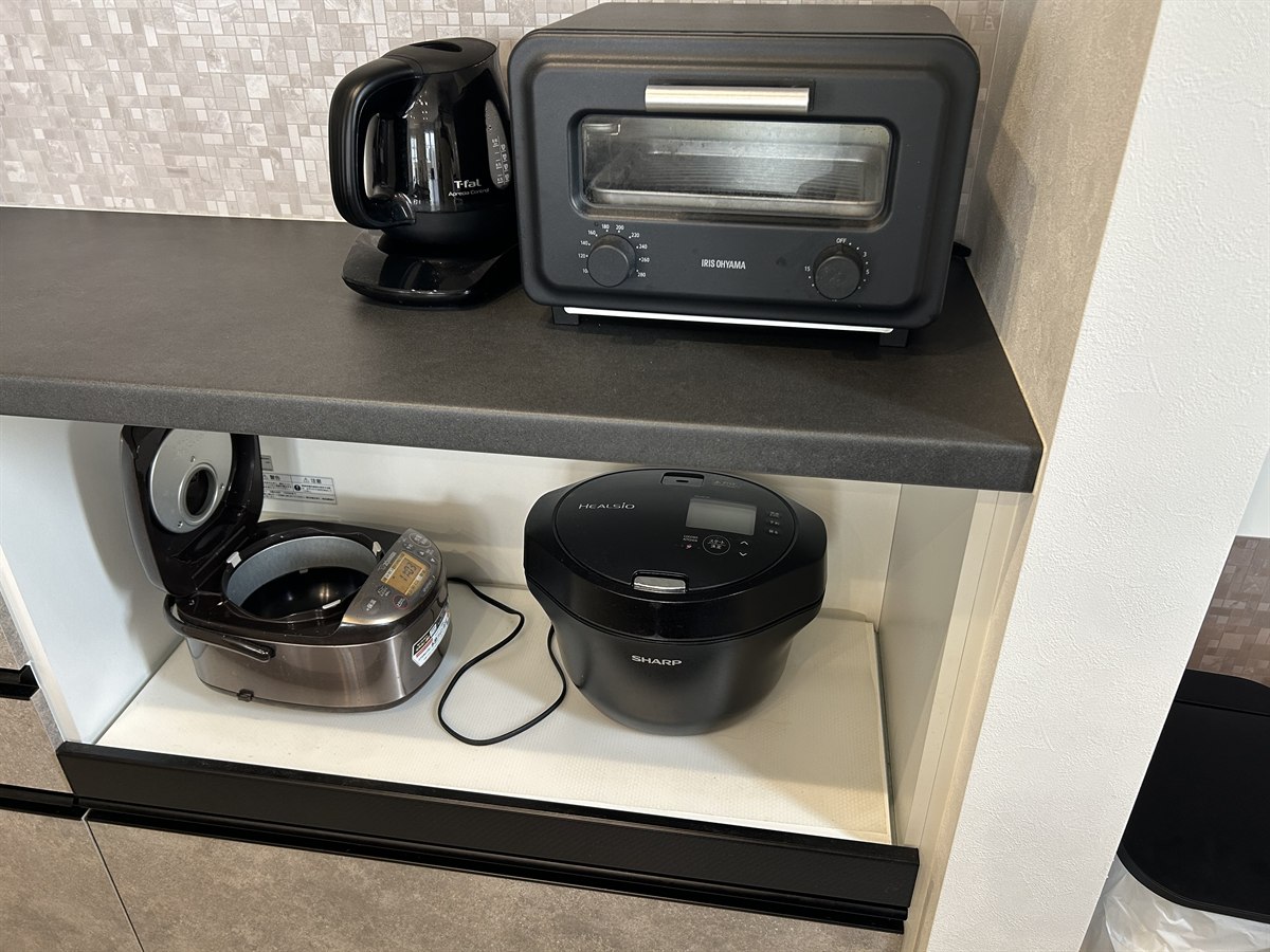 キッチンカウンターに並べた時短家電。ティファールの電気ケトル、アイリスオーヤマのトースター、炊飯器、シャープのホットクック