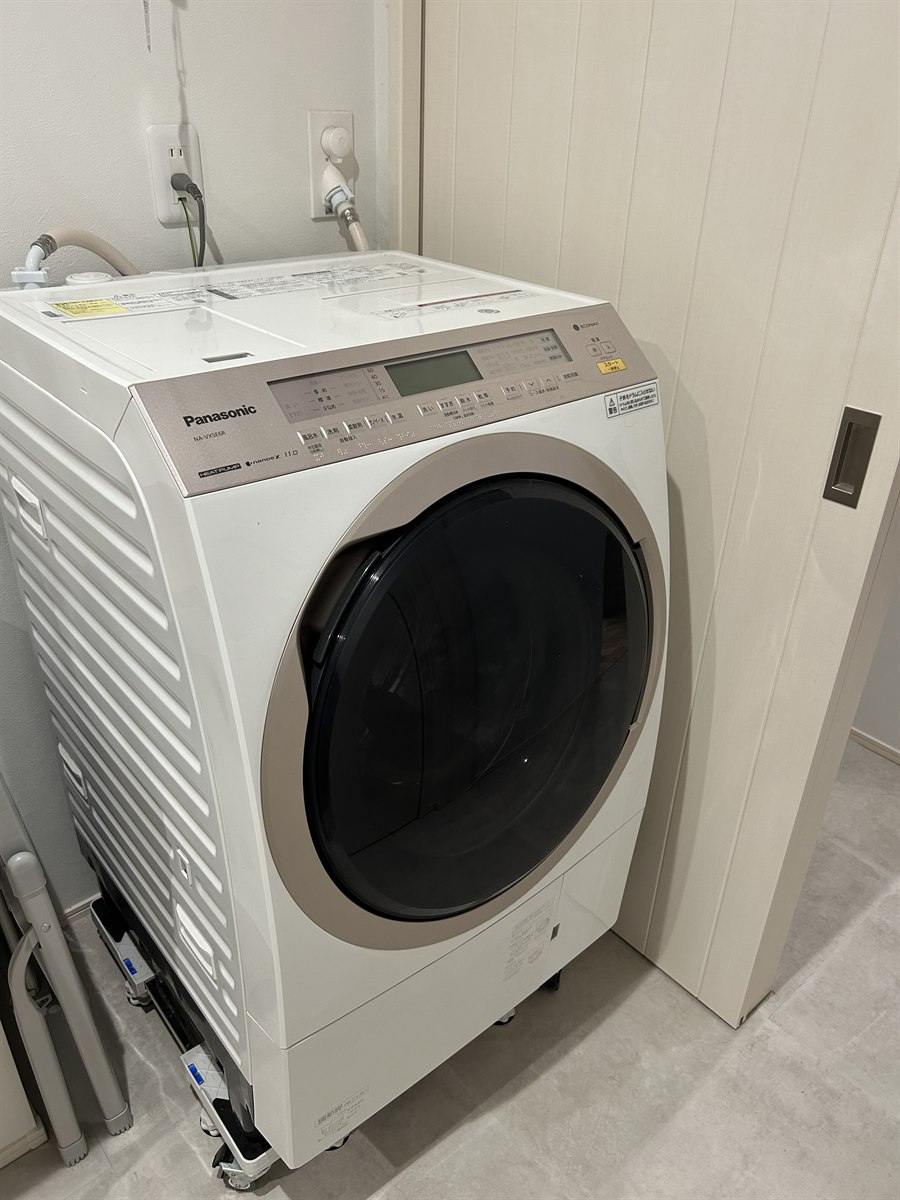 パナソニックのドラム式洗濯乾燥機NA-VX5E6R。洗面脱衣室に設置した実機